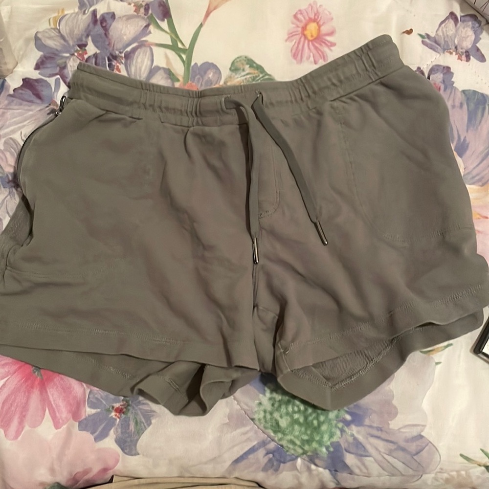 Green hiking shorts M